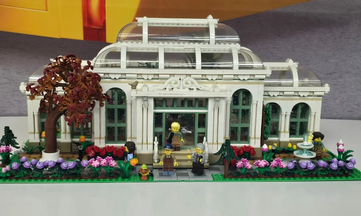 La exhibición Construye tu ciudad utiliza bloques Lego para explorar ideas sobre movilidad responsable, espacios verdes