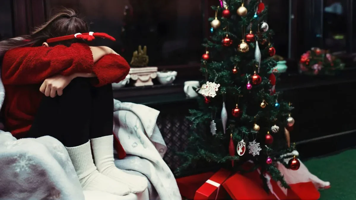 Tristeza de fin de año es social, dice especialista quien analiza la 'Depresión blanca' y las presiones que emergen en Navidad.