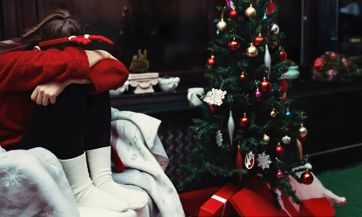 Tristeza de fin de año es social, dice especialista quien analiza la 'Depresión blanca' y las presiones que emergen en Navidad.