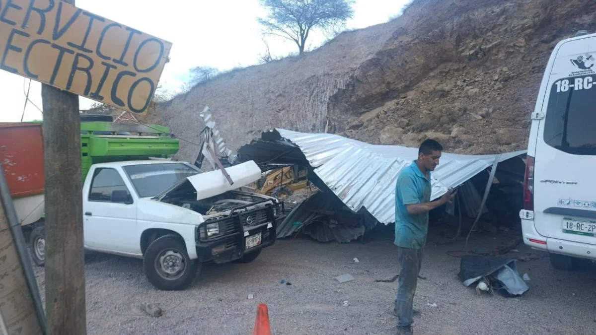Un deslave provocado por mal uso de maquinaria, en un cerro en la colonia Buena Vista en Tlapa, sepultó por completo una vivienda.