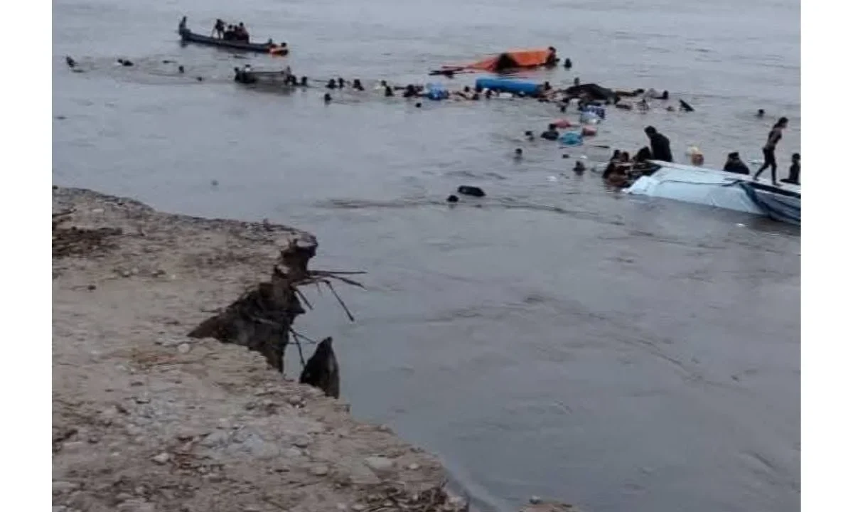Las autoridades trabajan para intentar determinar cuántas personas no han sido ubicadas todavía tras el deslave en el puerto de Perú.