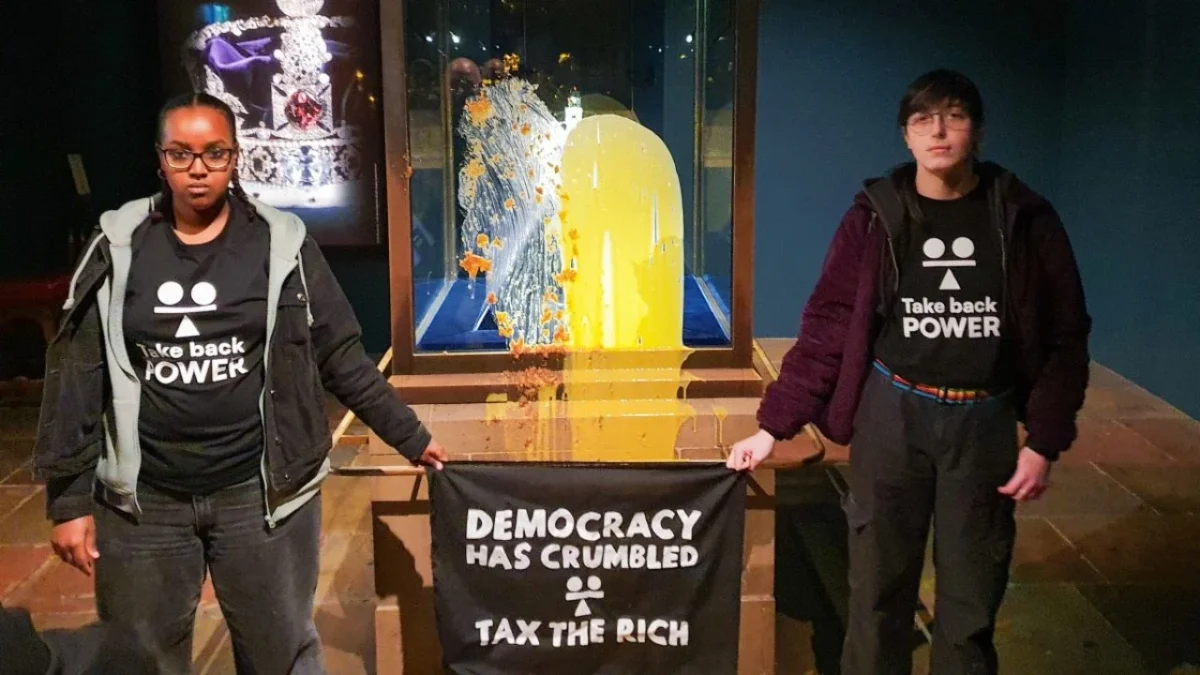 Cuatro manifestantes fueron detenidos, por daños criminales en la Torre de Londres, tras arrojar comida a joyas de la corona británica.