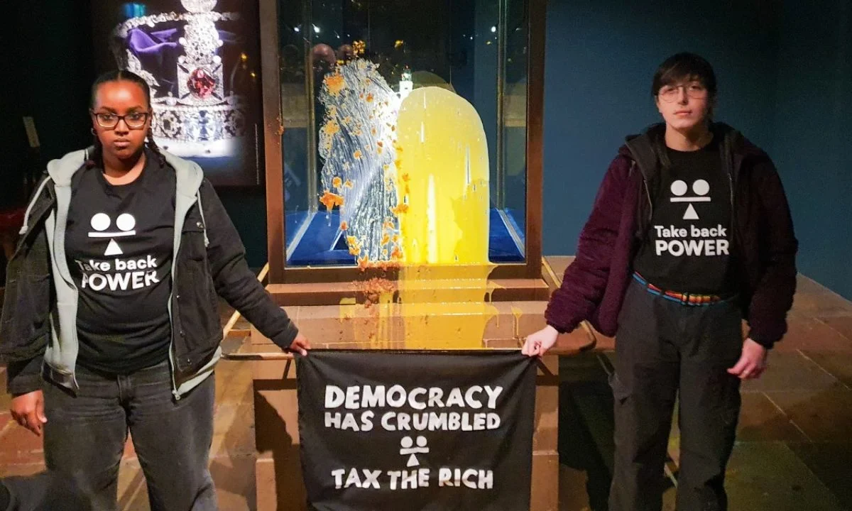 Cuatro manifestantes fueron detenidos, por daños criminales en la Torre de Londres, tras arrojar comida a joyas de la corona británica.