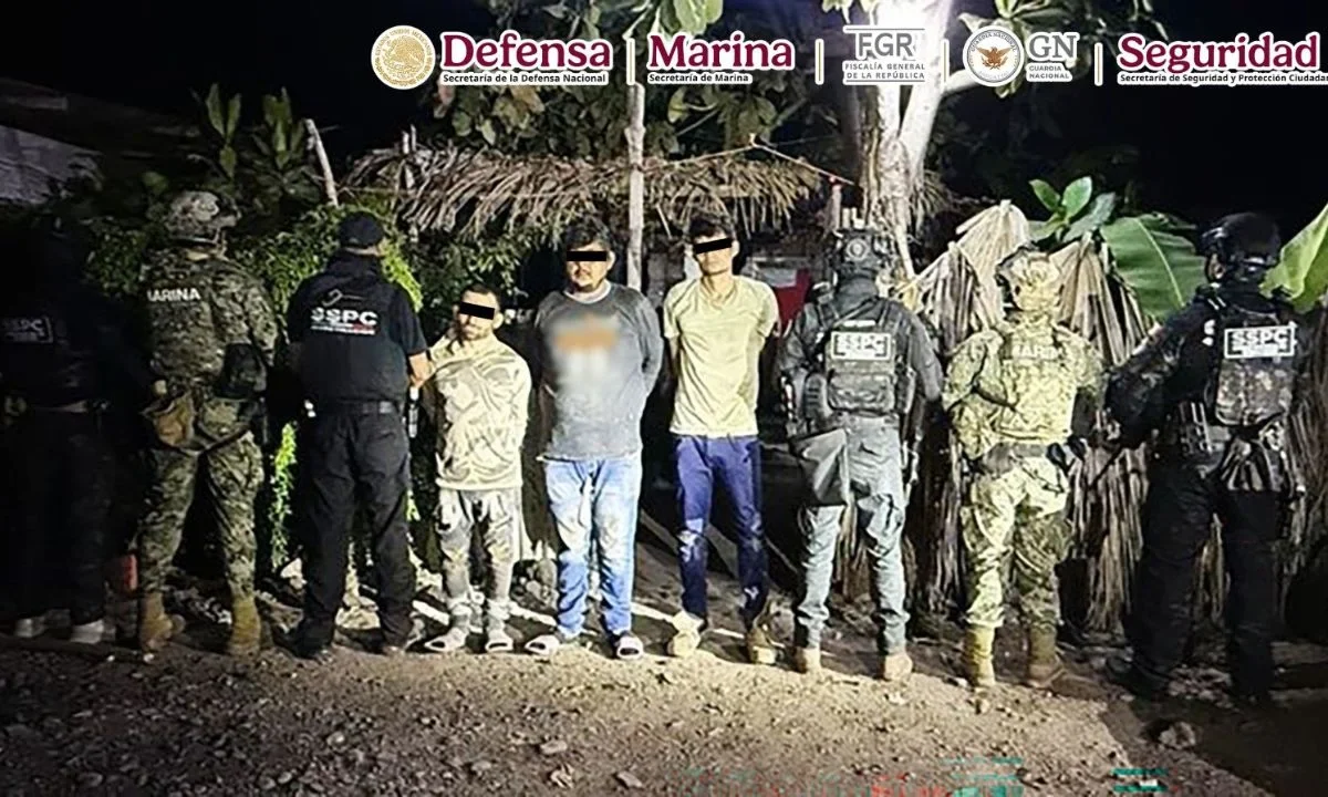 Detienen a tres presuntos extorsionadores en Michoacán
