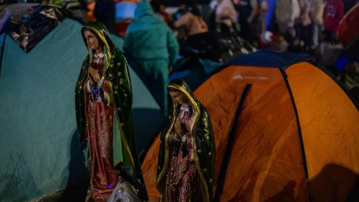 Fe. A pie, de rodillas o en caravanas, los devotos de la Morenita del Tepeyac abarrotaron la Plaza Mariana y sus alrededores.