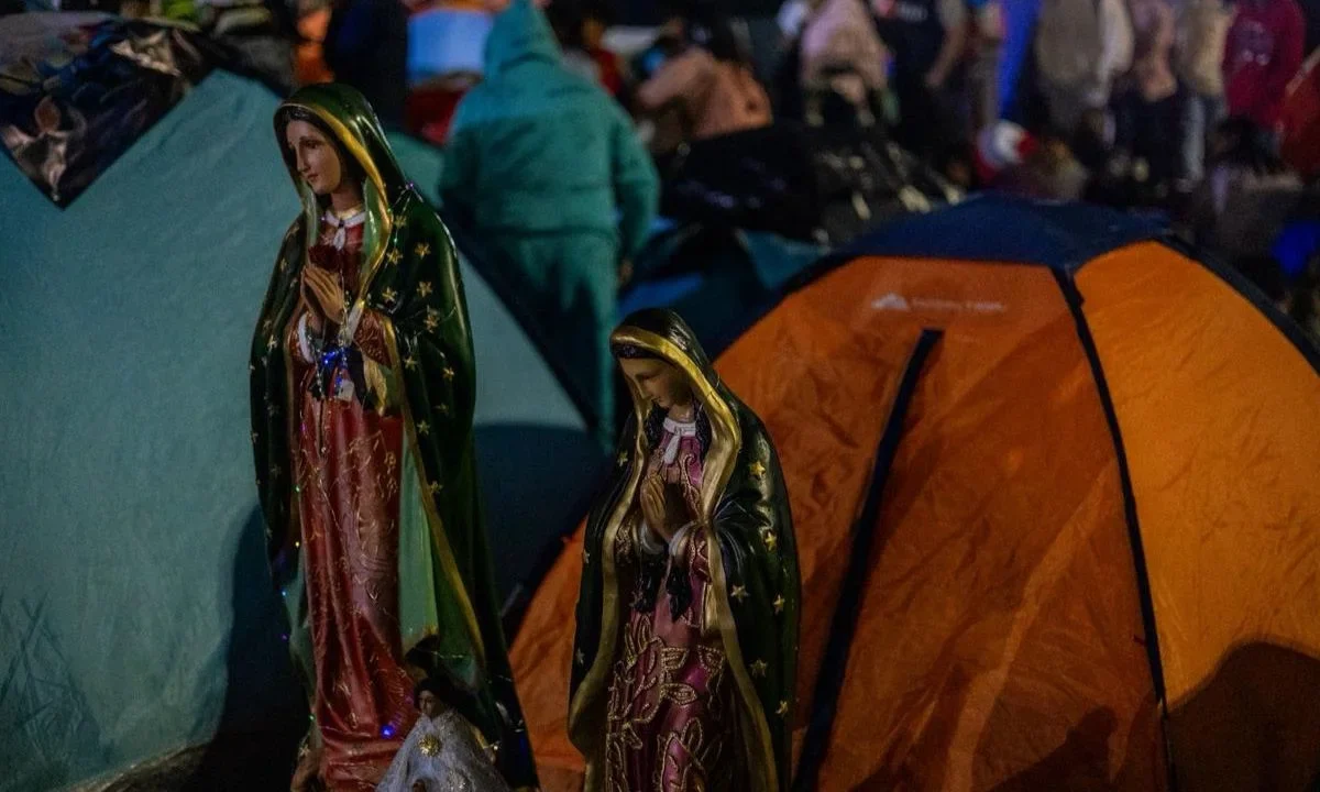 Fe. A pie, de rodillas o en caravanas, los devotos de la Morenita del Tepeyac abarrotaron la Plaza Mariana y sus alrededores.