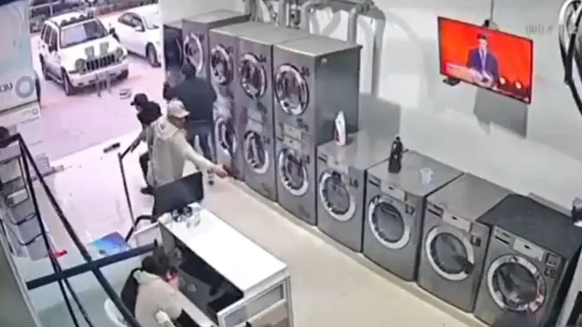 Tras ataque en lavandería de la Plaza Arkana, en Cuautitlán Izcalli, se difundió el video del crimen que dejó víctimas mortales.