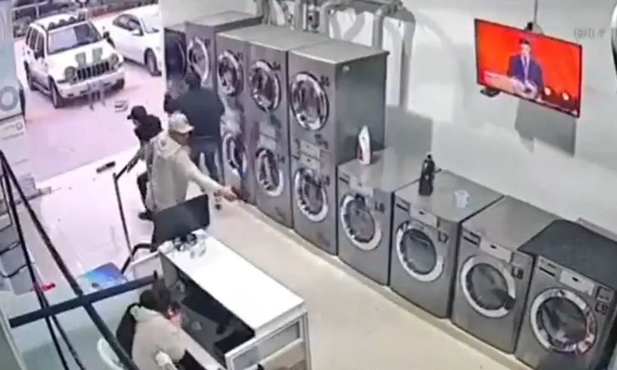 Tras ataque en lavandería de la Plaza Arkana, en Cuautitlán Izcalli, se difundió el video del crimen que dejó víctimas mortales.