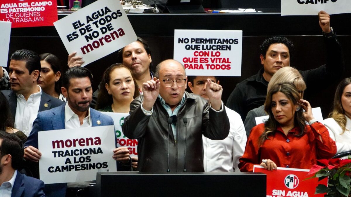 Rubén Moreira, coordinador priista, hace uso de la tribuna para posicionarse en contra durante la sesión ordinaria en la que se discute la llamada Ley de Aguas