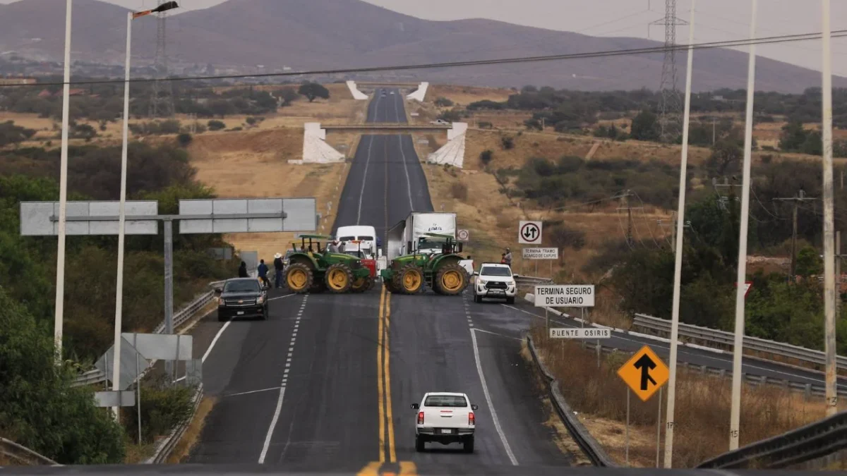 Productores agrícolas del estado bloquearon con tractores la mayoría de las carreteras federales en los municipios de Fresnillo, Calera, Ojocaliente, Trancoso y Guadalupe.
