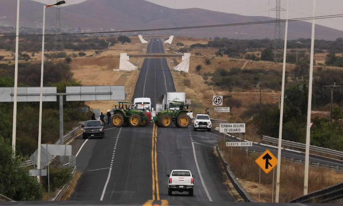 Productores agrícolas del estado bloquearon con tractores la mayoría de las carreteras federales en los municipios de Fresnillo, Calera, Ojocaliente, Trancoso y Guadalupe.
