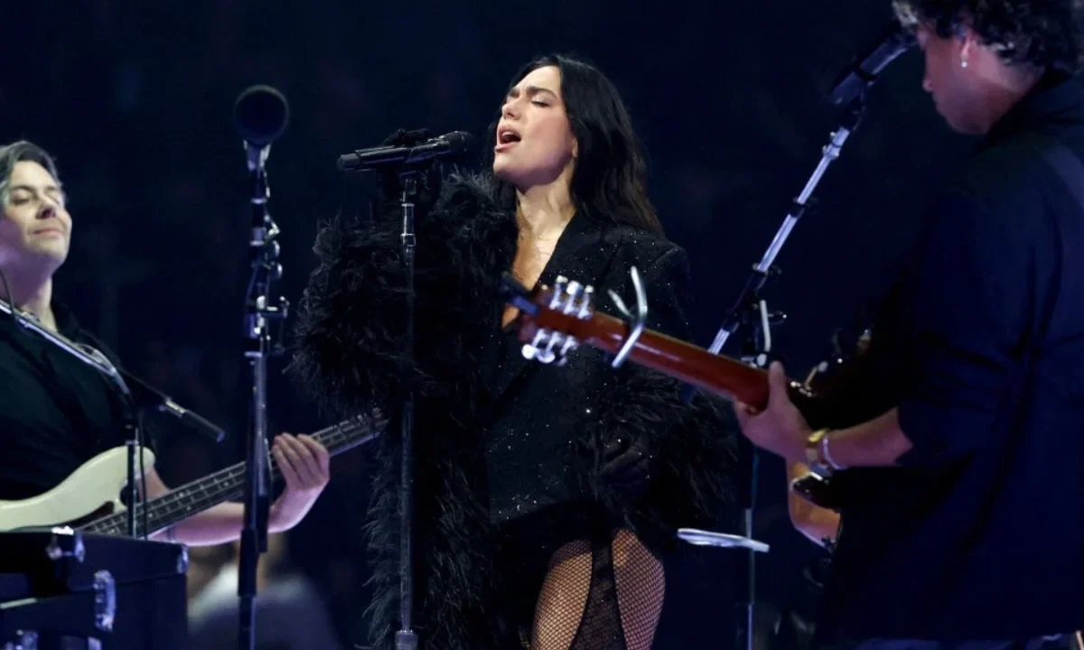 Dua Lipa cantó ‘Oye mi amor’ junto a Fher de Maná en el segundo concierto de la Ciudad de México y el público lo aplaudió.