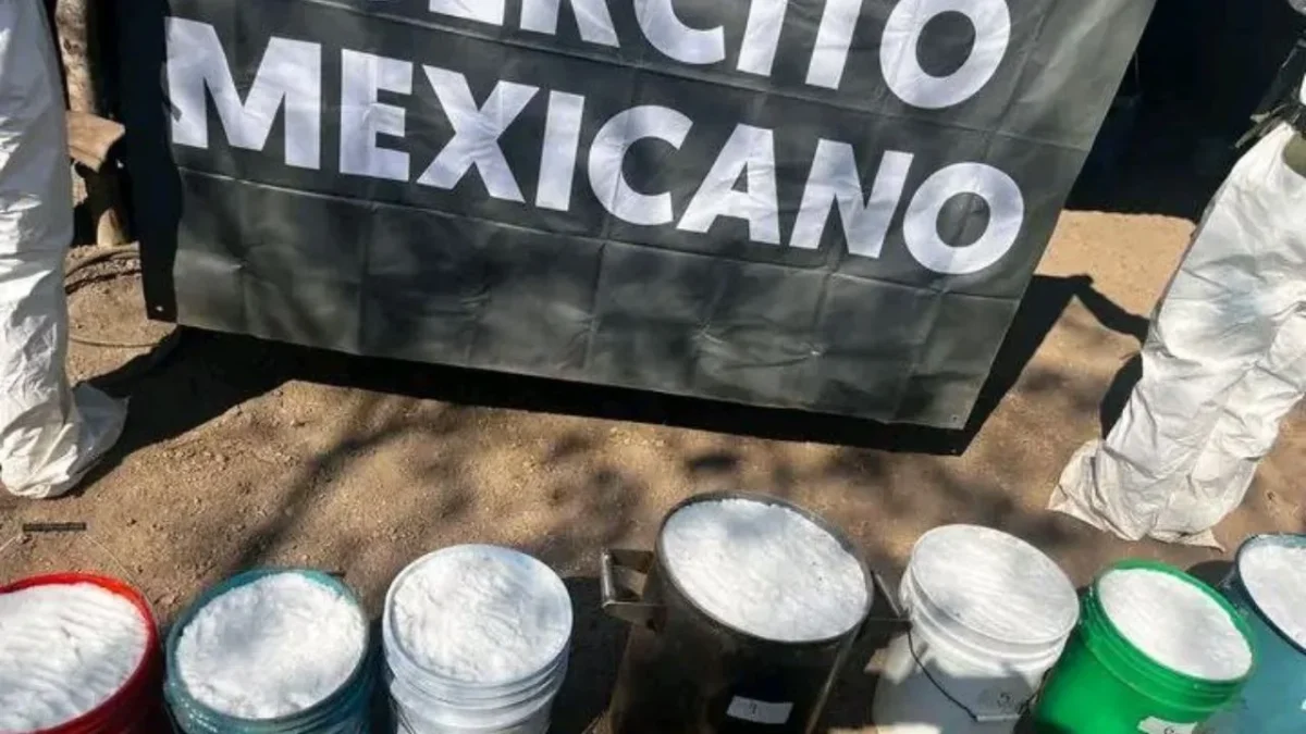 Elementos de la GN y Ejército Mexicano aseguraron un laboratorio clandestino de metanfetaminas en Turicato y Nocupétaro, Michoacán.