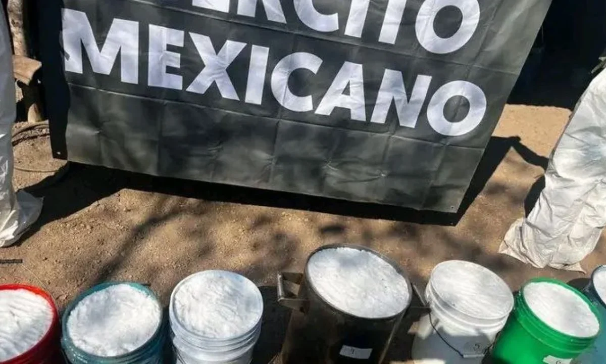 Elementos de la GN y Ejército Mexicano aseguraron un laboratorio clandestino de metanfetaminas en Turicato y Nocupétaro, Michoacán.