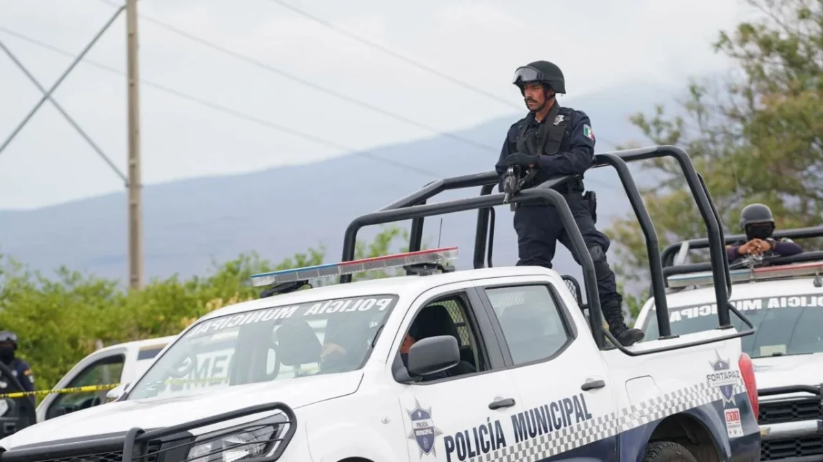 Civiles armados presuntamente emboscaron a patrulleros de la Policía municipal de Apatzingán y dejaron dos heridos.