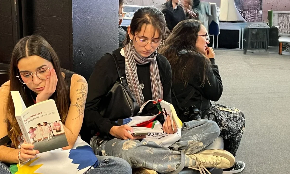 Especialista señala que la falta de incentivos en escuelas y familias, y repunte de redes son principales factores de caída de hábitos de lectura.