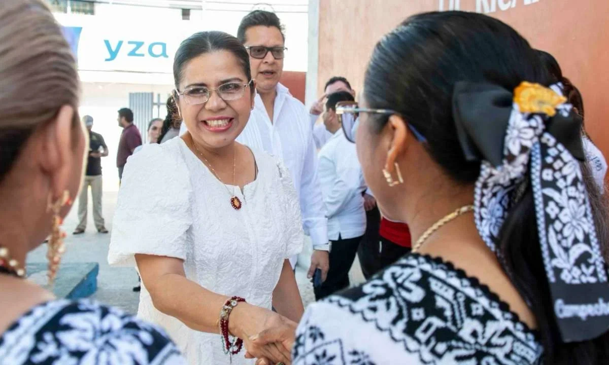 La Secretaría de Salud de Campeche entrega 231 lentes para alumnos con problemas visuales en Seybaplaya.
