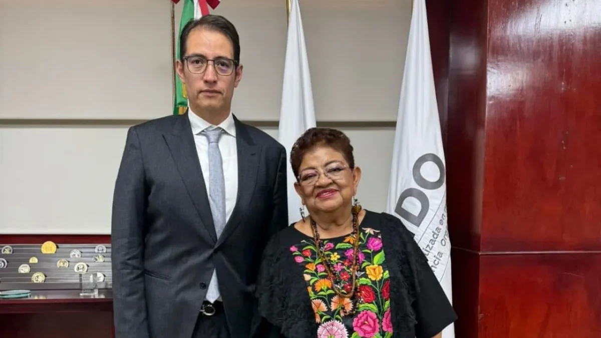Ernestina Godoy, encargada de despacho de la FGR, se reunió este lunes con César Oliveros, titular de la FEMDO, para revisar temas de agenda.