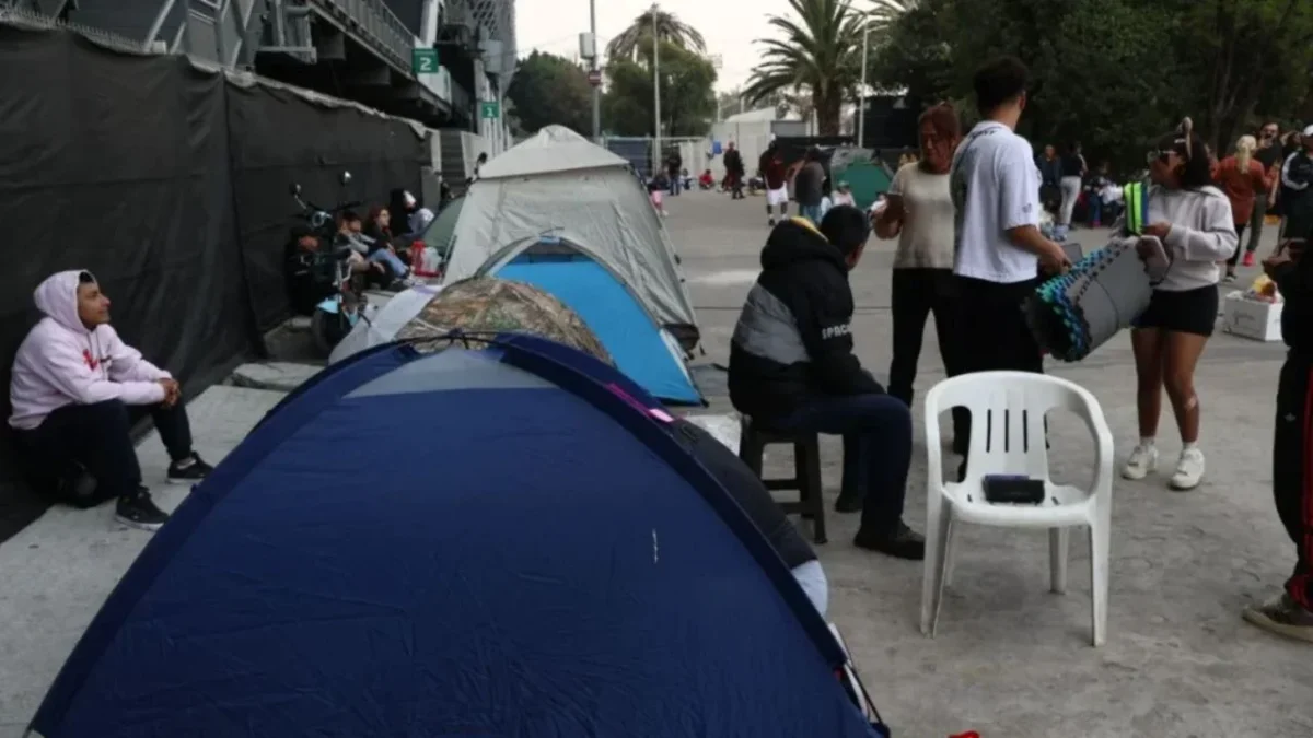 Miles de fanáticos abarrotan el Estadio GNP Seguros horas antes del primer concierto de Bad Bunny en México.