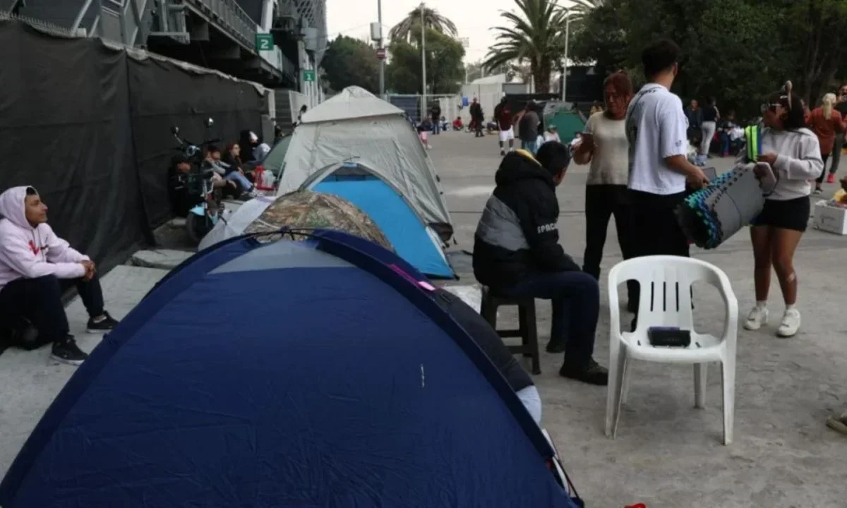 Miles de fanáticos abarrotan el Estadio GNP Seguros horas antes del primer concierto de Bad Bunny en México.