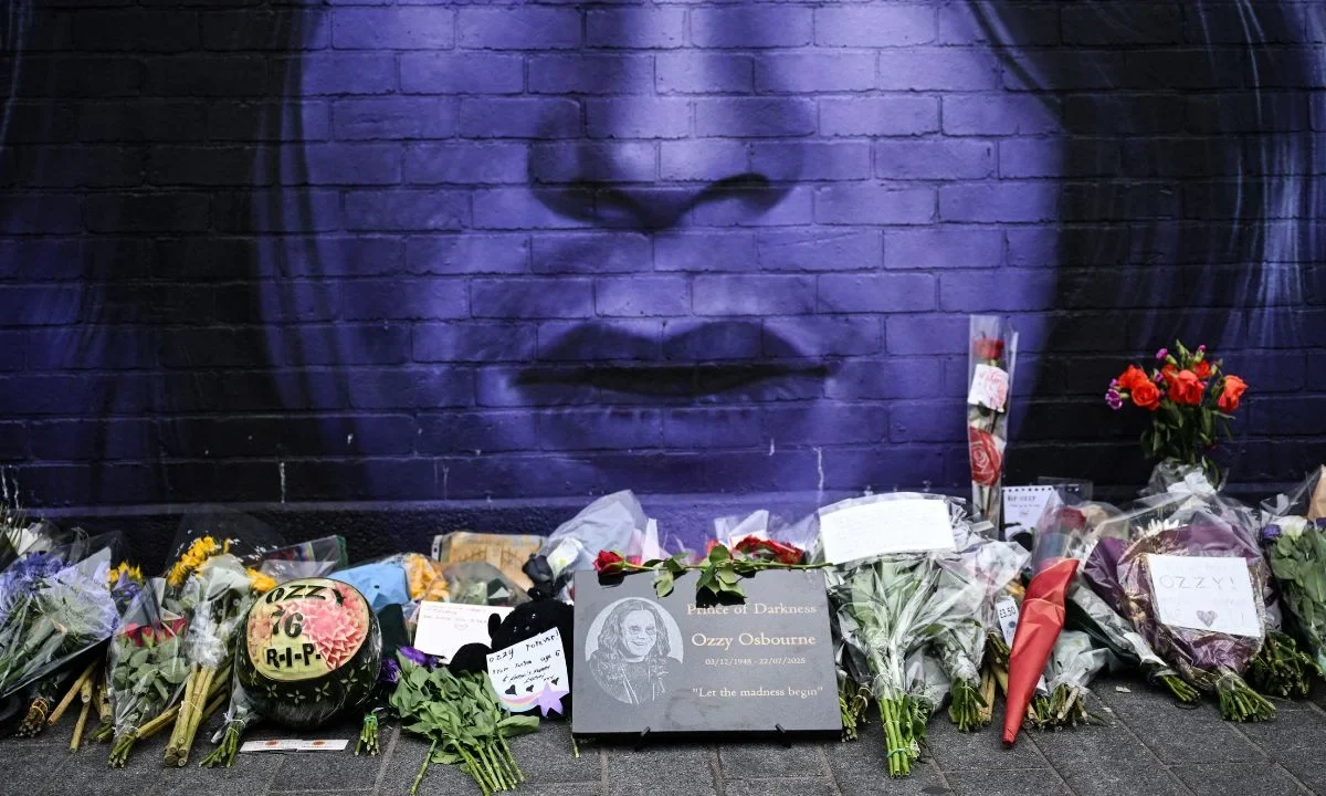 Altar de Ozzy Osbourne, uno de los famosos que murieron en 2025.