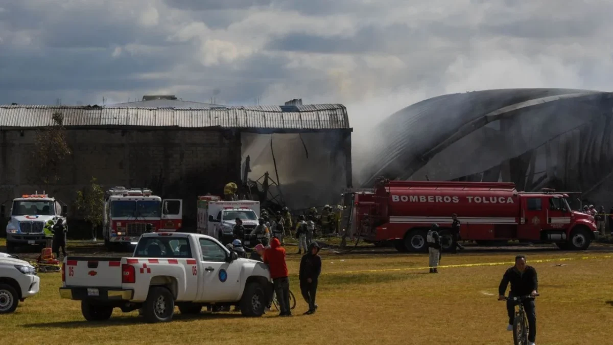 La FGR inició una carpeta de investigación tras el desplome de una aeronave en las inmediaciones del Aeropuerto Internacional de Toluca.