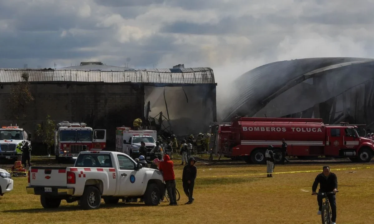 La FGR inició una carpeta de investigación tras el desplome de una aeronave en las inmediaciones del Aeropuerto Internacional de Toluca.