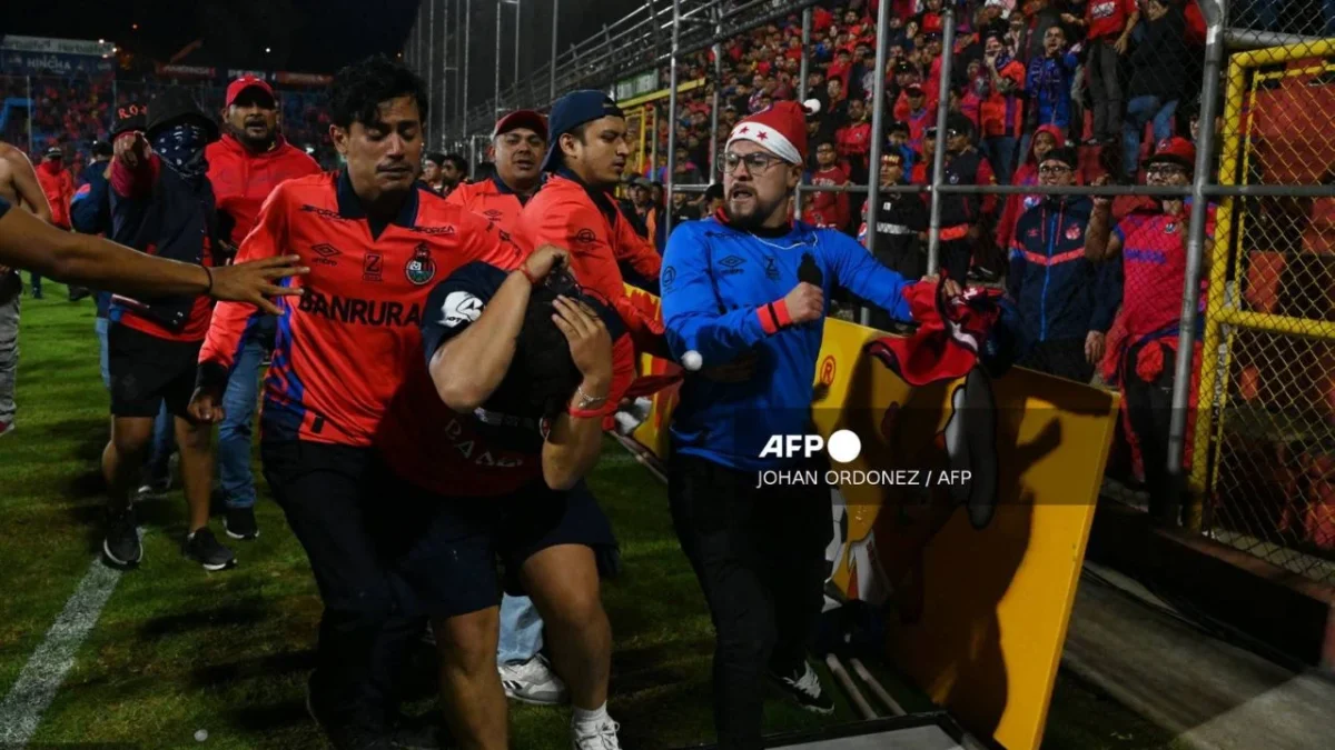 La final del torneo Apertura del futbol de Guatemala terminó en graves incidentes dentro del campo de juego tras la invasión de aficionados.