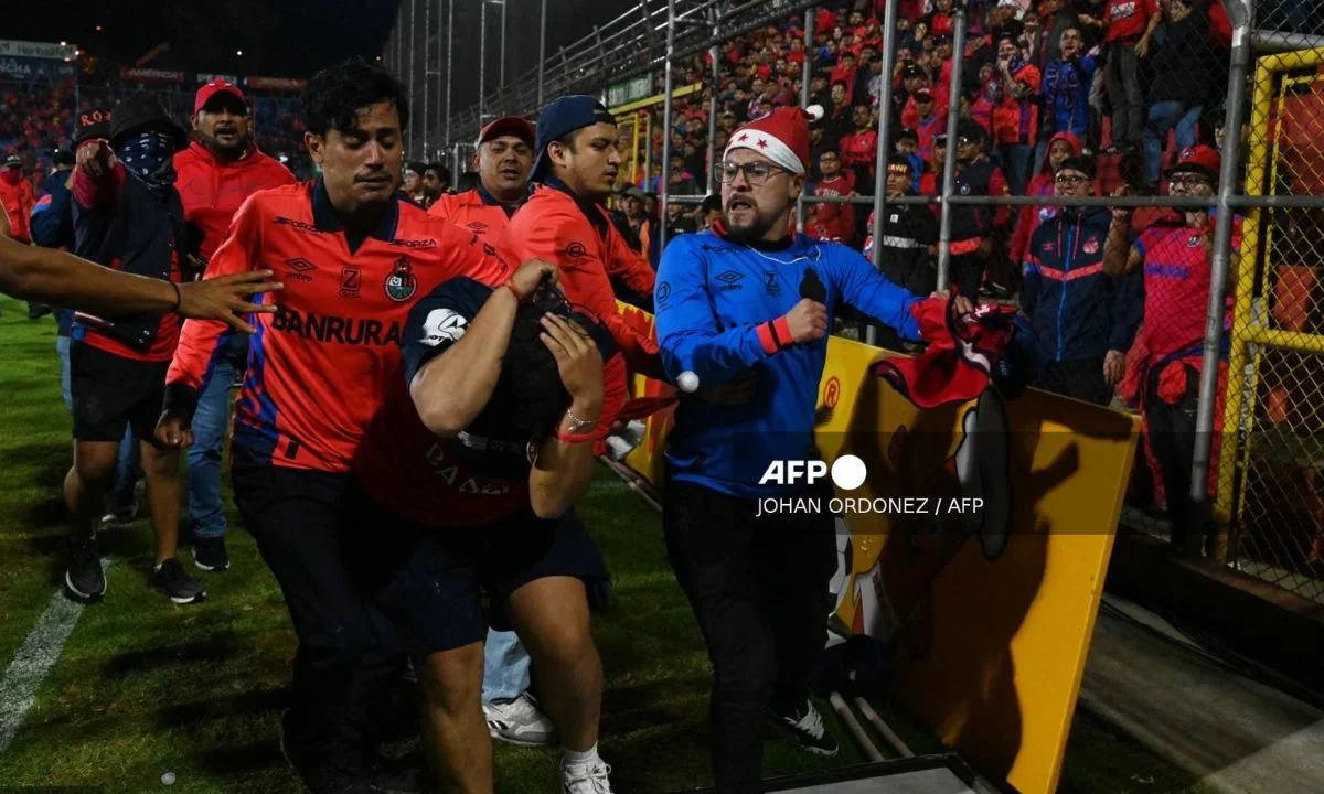 La final del torneo Apertura del futbol de Guatemala terminó en graves incidentes dentro del campo de juego tras la invasión de aficionados.