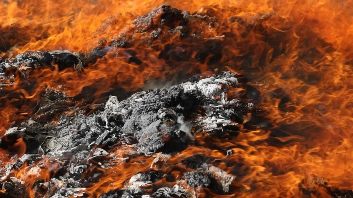 La Fiscalía CDMX, en coordinación con la Defensa, incineró 335 kilos de droga almacenada por más de 50 años.