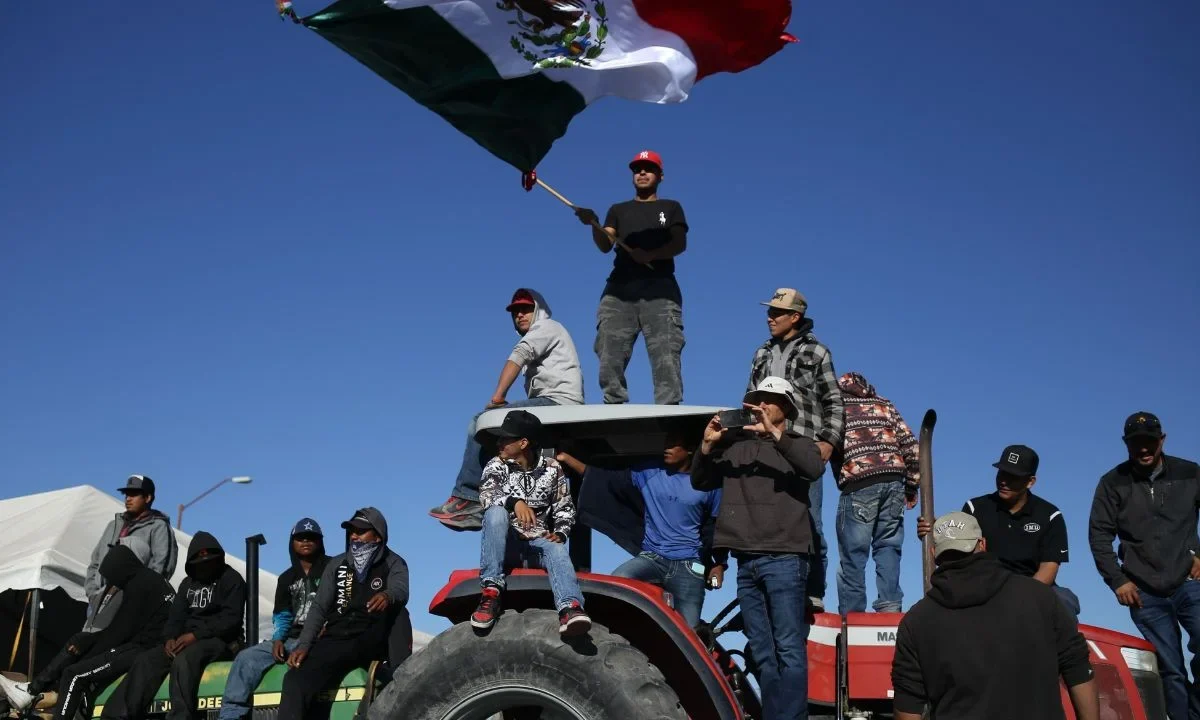 Gobierno federal alcanza acuerdo con transportistas y agricultores