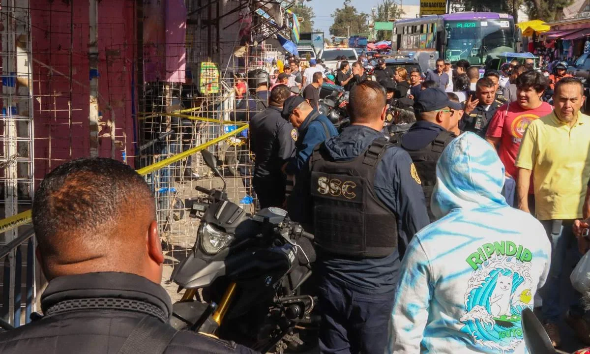 Locatarios del tianguis del Barrio de Tepito hallaron un cuerpo encobijado.