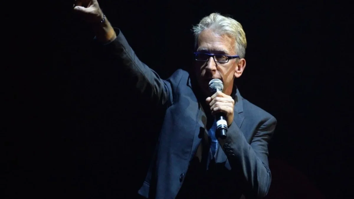 Al comediante Andy Dick lo hallaron inconsciente en calles de Los Ángeles y se presume que se debió a una sobredosis de drogas.