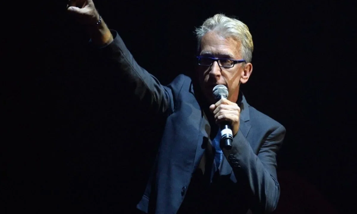 Al comediante Andy Dick lo hallaron inconsciente en calles de Los Ángeles y se presume que se debió a una sobredosis de drogas.