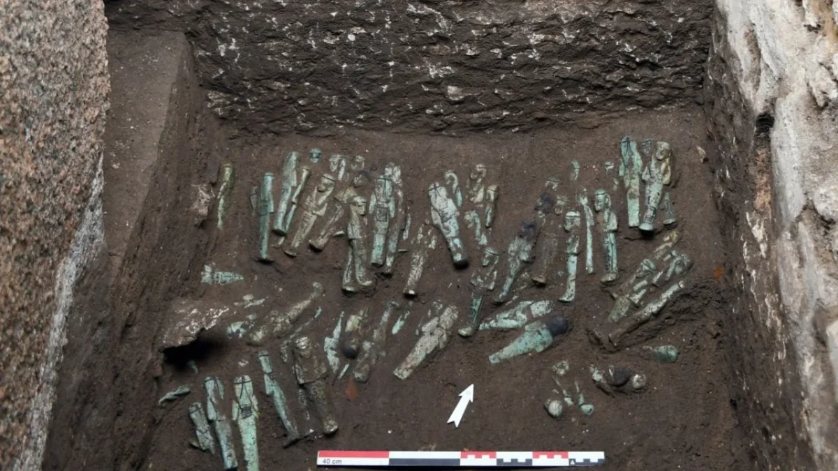 Encuentran en Tanis, 225 estatuillas en una tumba que revelan a un faraón oculto
