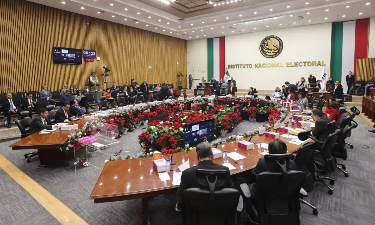 El Consejo General del INE impuso multas por 9.6 millones de pesos a partidos políticos por diversas anomalías.