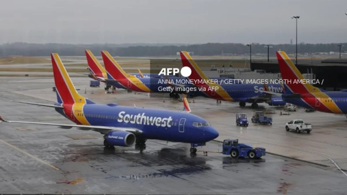 Un avión tuvo que retornar tras despegar debido a una falla que provocó un incendio cerca de la pista del aeropuerto de Washington.