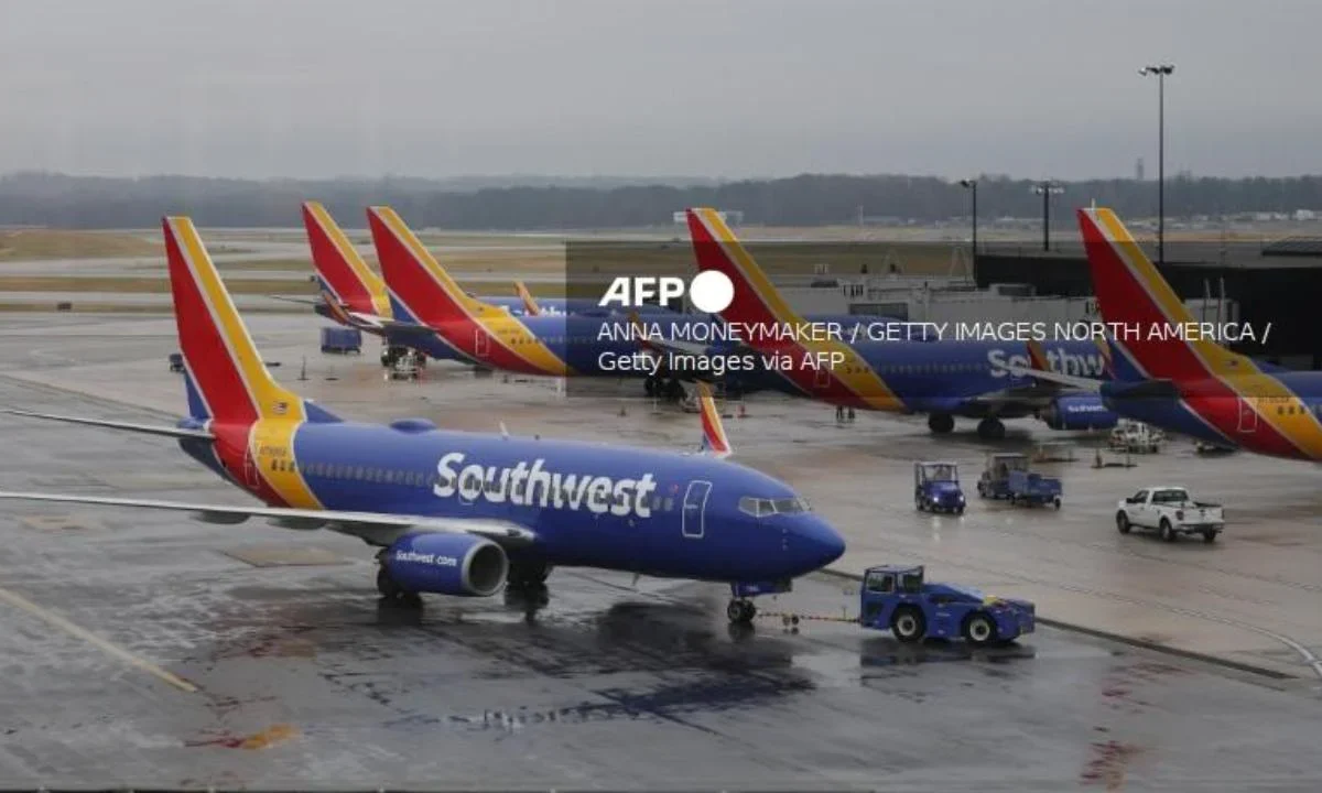 Un avión tuvo que retornar tras despegar debido a una falla que provocó un incendio cerca de la pista del aeropuerto de Washington.