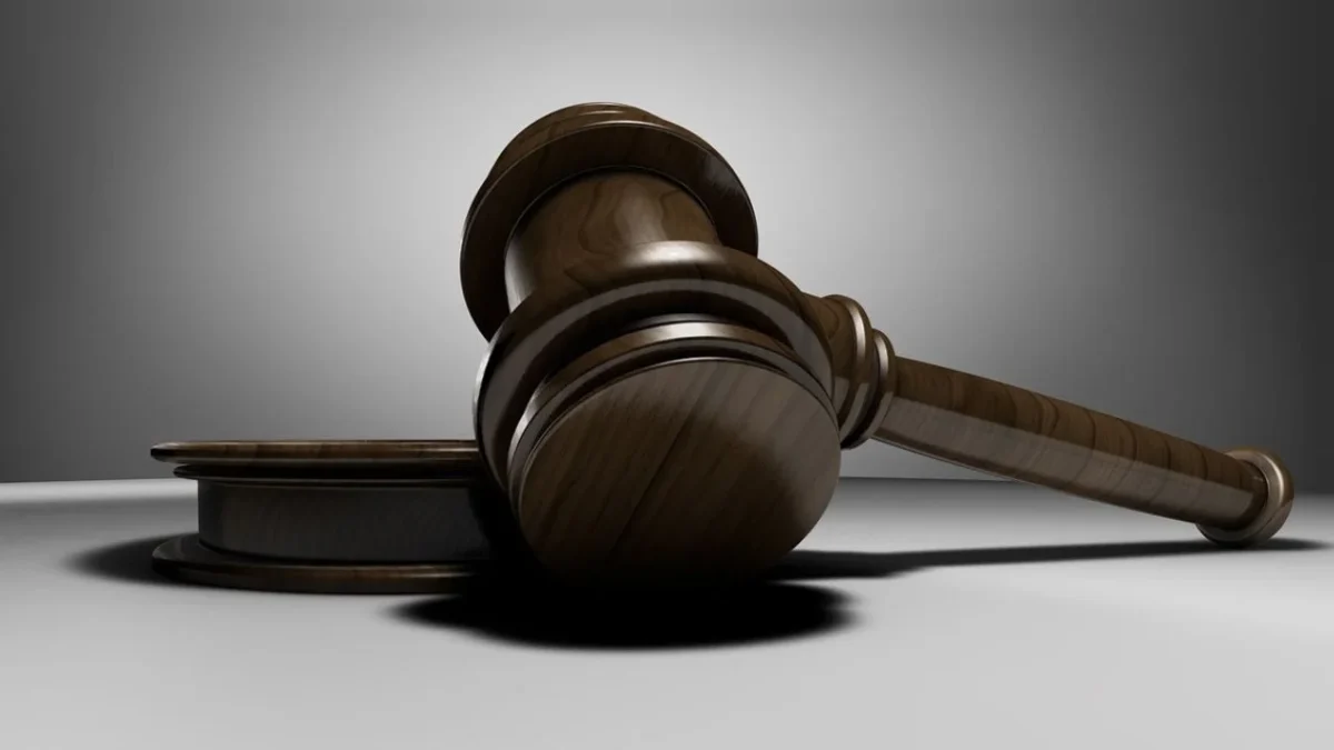Autoridades inhabilitan por un año a juez por disponer de seguridad del Poder Judicial para cobrar deuda a un marino.