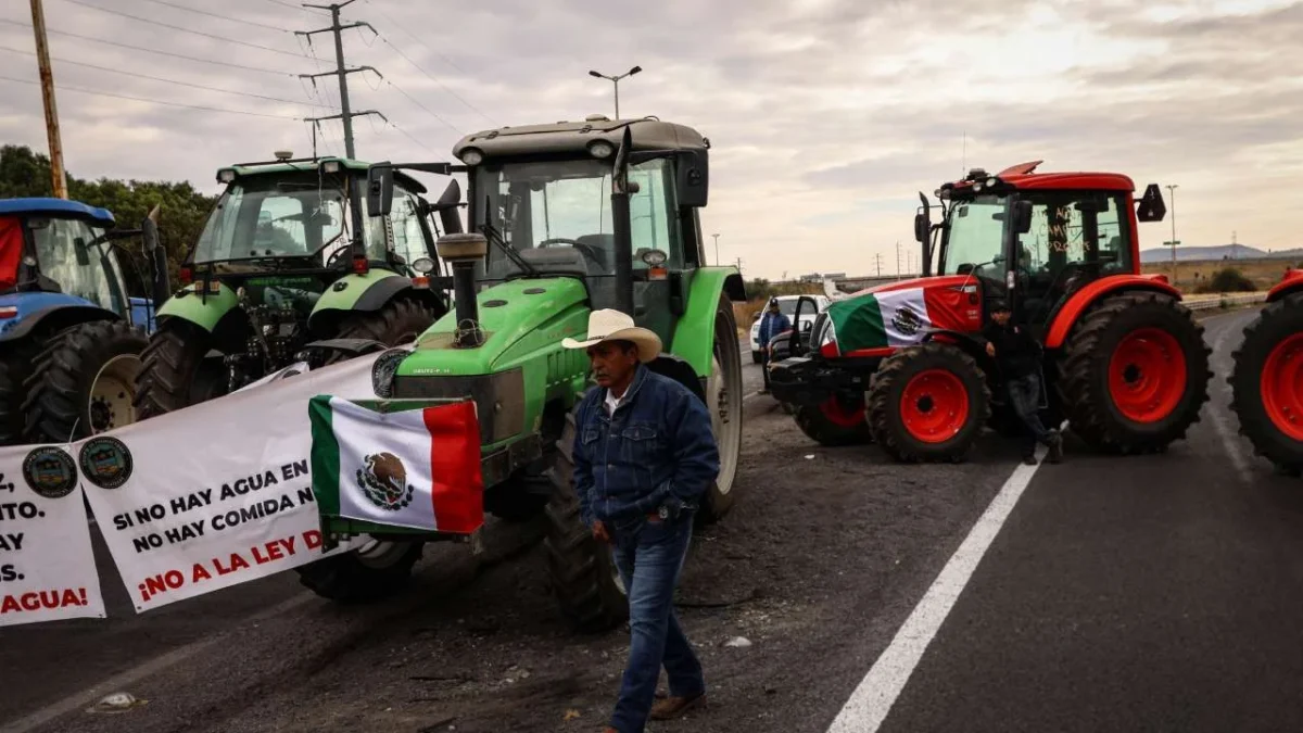 Productores inician la gran caravana de tractores contra la Ley de Aguas.