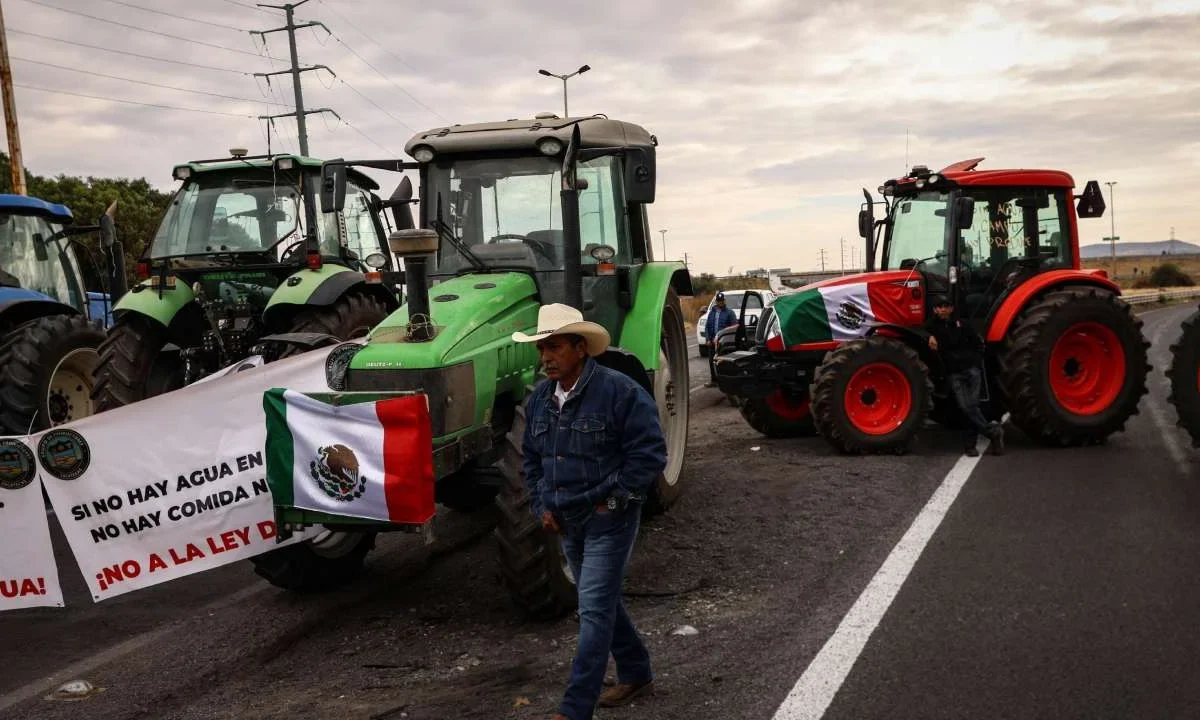 Productores inician la gran caravana de tractores contra la Ley de Aguas.