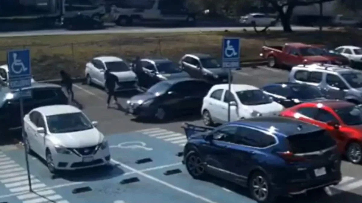 Lo que parecía un intento de asalto en un estacionamiento de una plaza comercial en León, terminó por desatar una balacera.