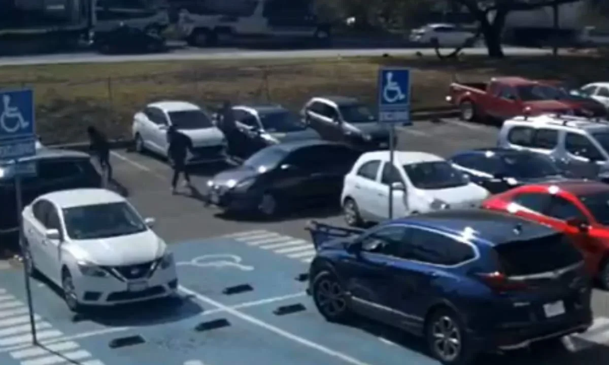 Lo que parecía un intento de asalto en un estacionamiento de una plaza comercial en León, terminó por desatar una balacera.