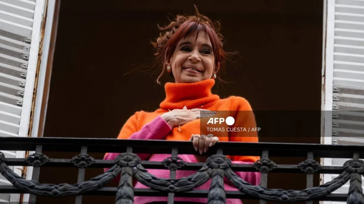 Debido a que cumple una condena de prisión domiciliaria, Cristina Kirchner necesitó una autorización judicial para trasladarla al sanatorio.