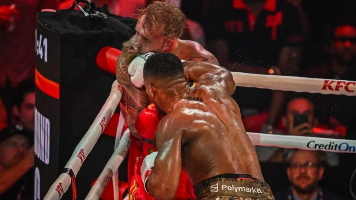 El golpe decisivo de Joshua hizo sangrar la boca de Jake Paul, quien al final del combate aseguró que su mandíbula estaba fracturada