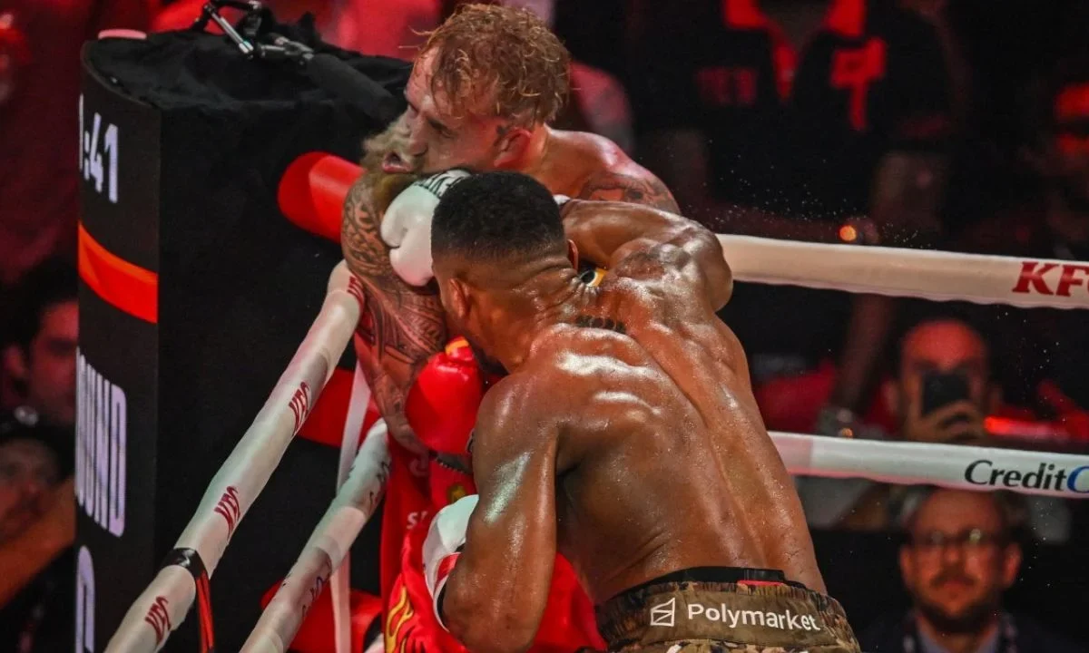 El golpe decisivo de Joshua hizo sangrar la boca de Jake Paul, quien al final del combate aseguró que su mandíbula estaba fracturada
