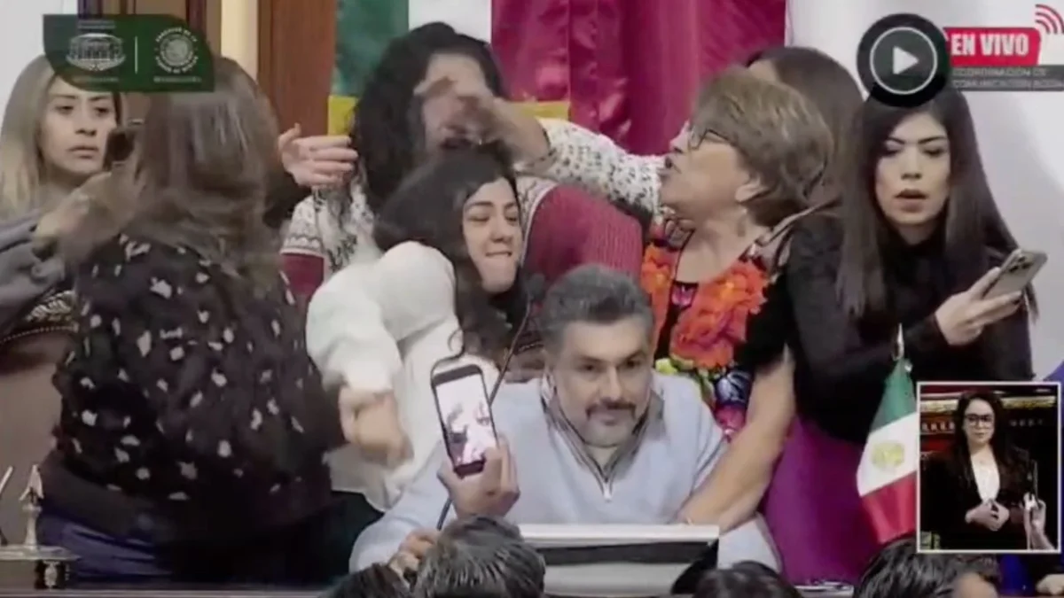 Diputadas de Morena y el PAN llegaron a las agresiones físicas en el Congreso CDMX, la sesión continuará en sede alterna.