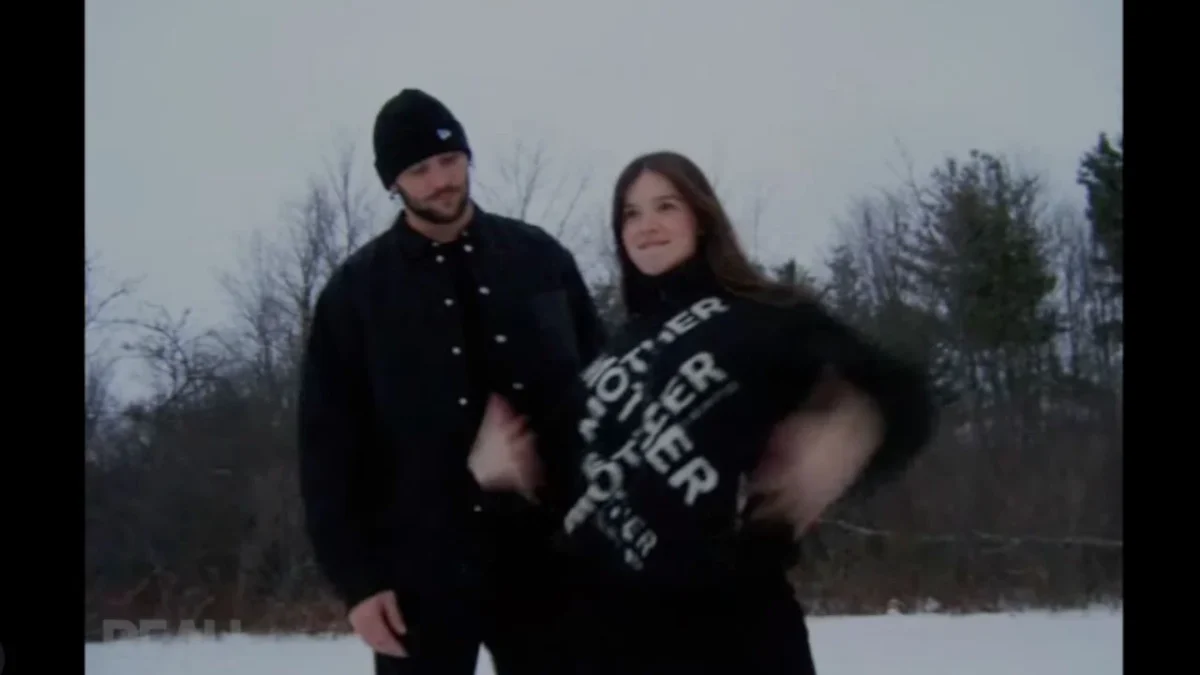 Josh Allen y su esposa hicieron el anuncio a través de un video en redes sociales en el que ella mostró su vientre por primera vez.