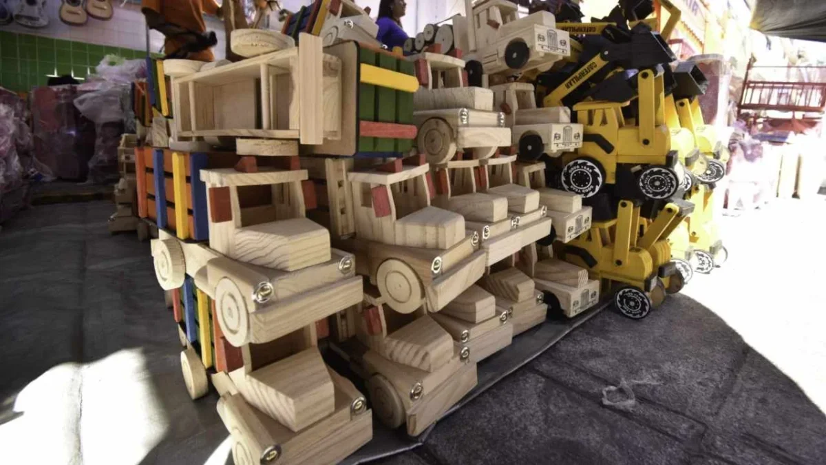 En el mercado de artesanías de La Ciudadela hay una tradición que se niega a morir: la del juguete de madera.