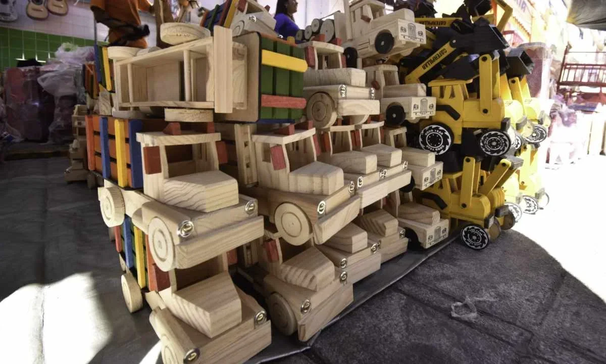 En el mercado de artesanías de La Ciudadela hay una tradición que se niega a morir: la del juguete de madera.